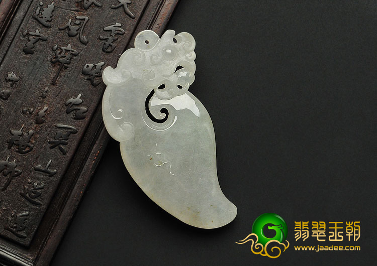 糯冰种缅甸翡翠A货府中有龙挂件