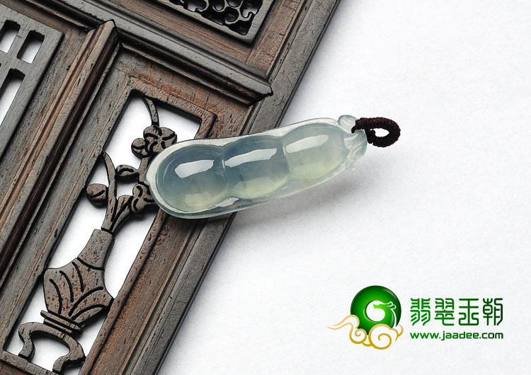 冰种略飘花缅甸翡翠A货四季豆挂件