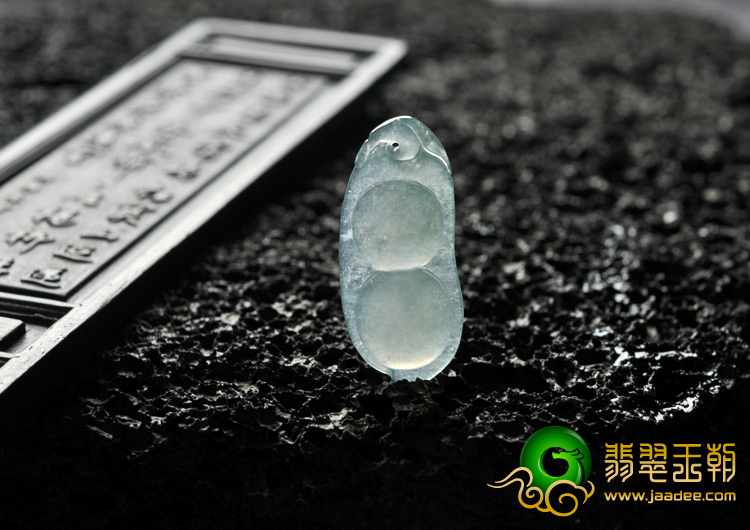 冰种晴水缅甸翡翠A货四季豆挂件