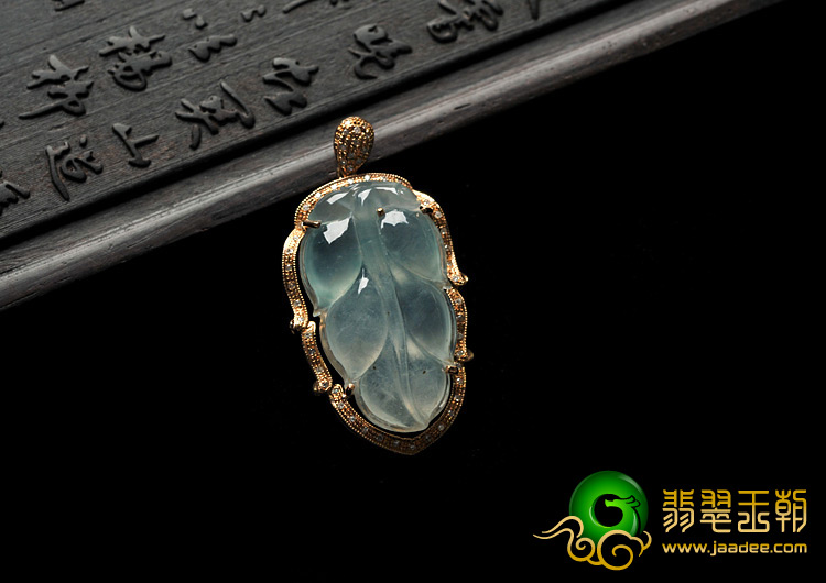 冰种略飘花缅甸翡翠A货镶玫瑰金金枝玉叶胸坠（真钻）