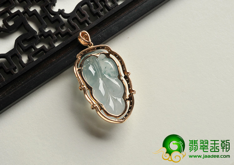 冰种略飘花缅甸翡翠A货镶玫瑰金金枝玉叶胸坠（真钻）