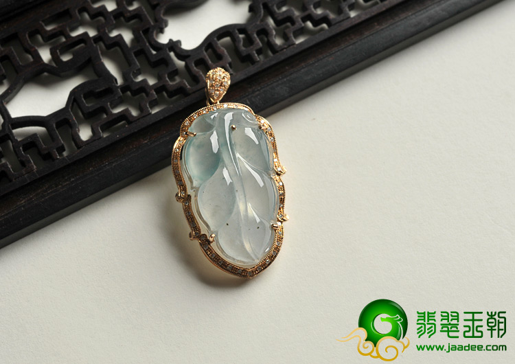 冰种略飘花缅甸翡翠A货镶玫瑰金金枝玉叶胸坠（真钻）
