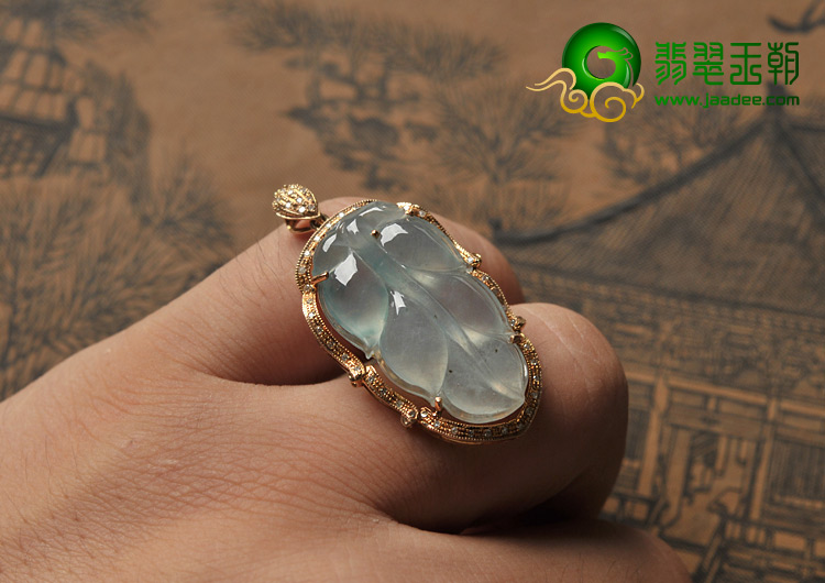 冰种略飘花缅甸翡翠A货镶玫瑰金金枝玉叶胸坠（真钻）
