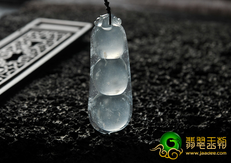 冰玻种缅甸翡翠A货四季豆挂件