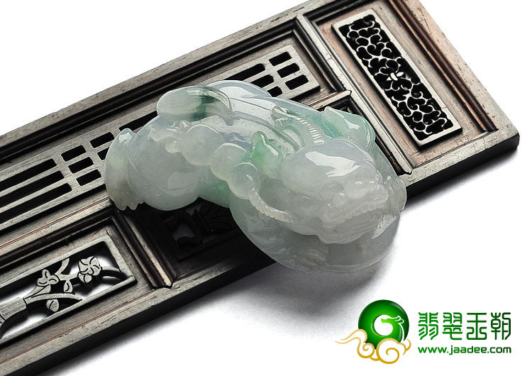 糯冰种淡紫罗兰飘花缅甸翡翠A货貔貅手玩件