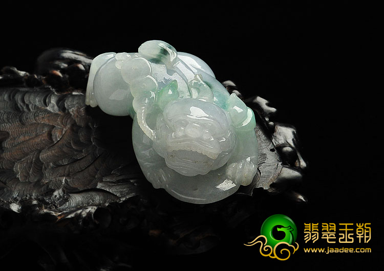 糯冰种淡紫罗兰飘花缅甸翡翠A货貔貅手玩件