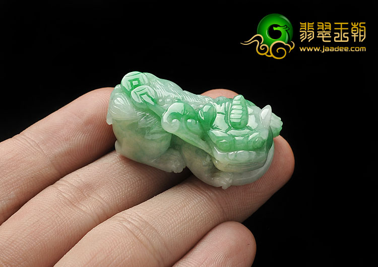 细糯种翠色缅甸翡翠A货貔貅挂件