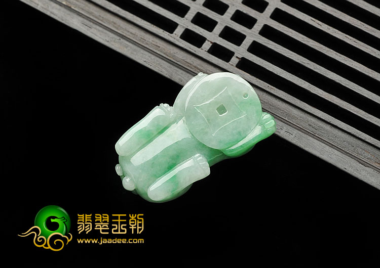 细糯种翠色缅甸翡翠A货貔貅挂件