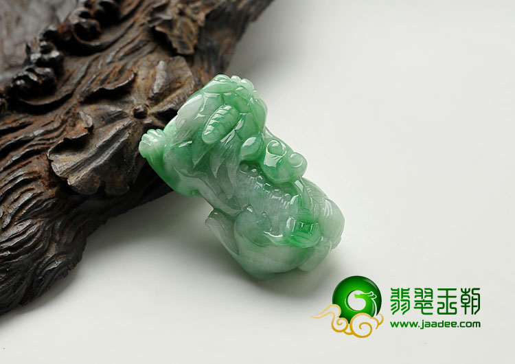 细糯种翠色缅甸翡翠A货貔貅挂件