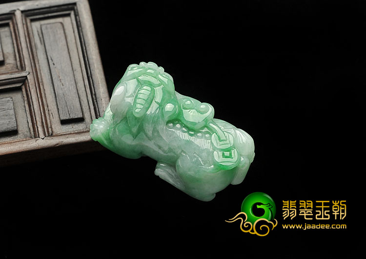 细糯种翠色缅甸翡翠A货貔貅挂件