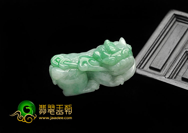 细糯种翠色缅甸翡翠A货貔貅挂件