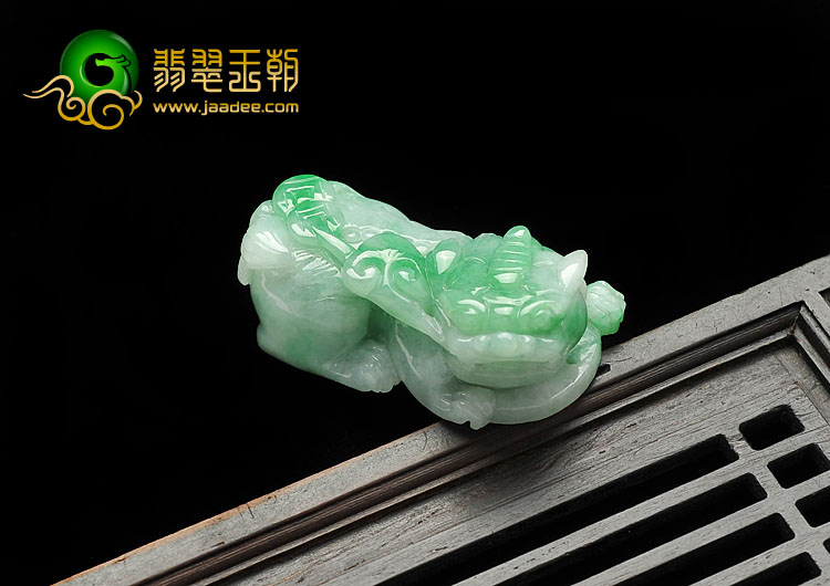 细糯种翠色缅甸翡翠A货貔貅挂件