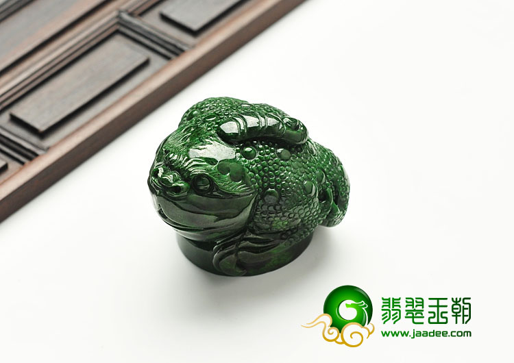 细糯种干青缅甸翡翠A货金蟾挂件