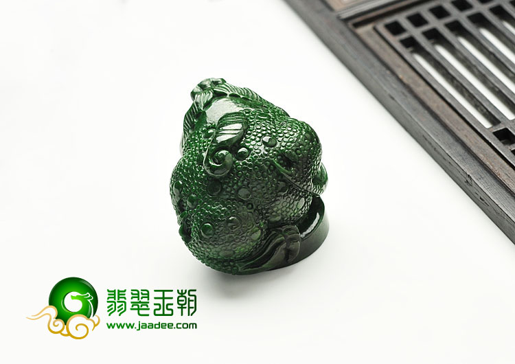 细糯种干青缅甸翡翠A货金蟾挂件