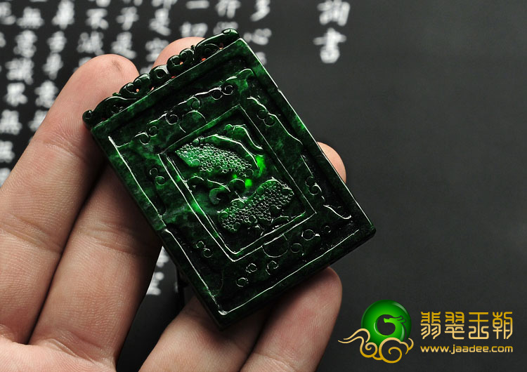 细糯种癣加绿缅甸翡翠A货龙牌挂件