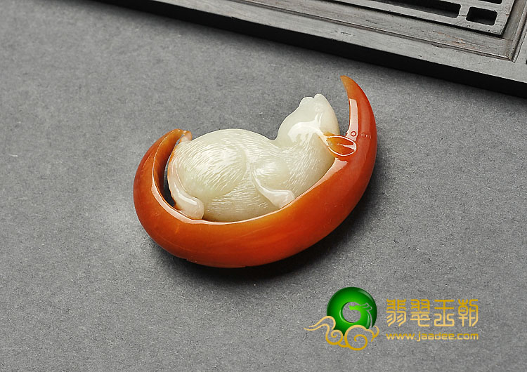 糯冰种红翡缅甸翡翠A货玉兔挂件