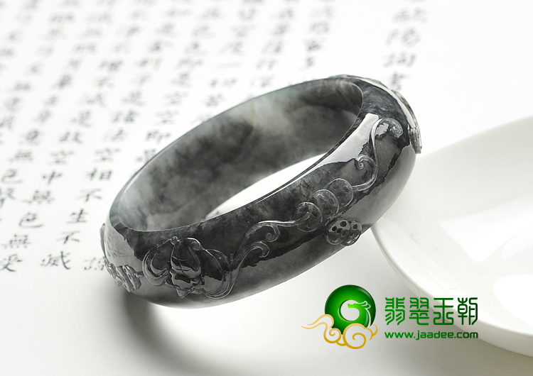 糯冰种（乌鸡种）墨色缅甸翡翠A货五福临门雕花镯（54.5mm）