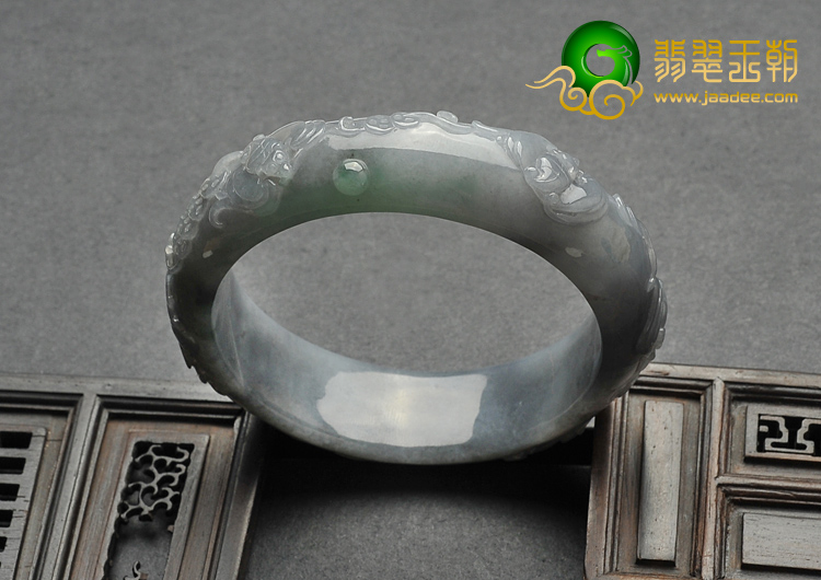 糯冰种青灰色缅甸翡翠A货五福临门雕花镯（55.3mm）