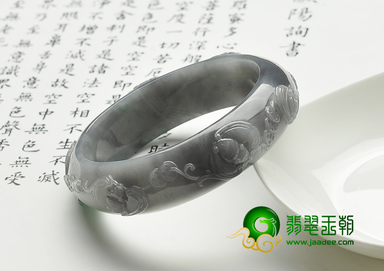 糯冰种青灰色缅甸翡翠A货五福临门雕花镯（55.3mm）