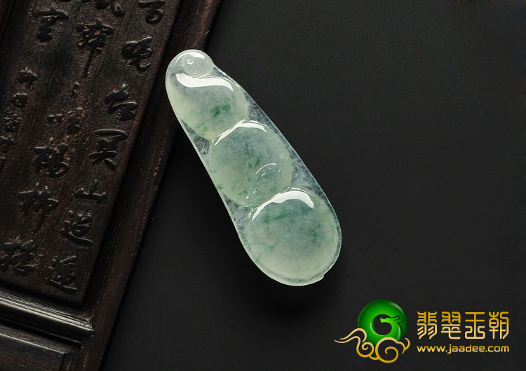 冰种飘花缅甸翡翠A货四季豆挂件