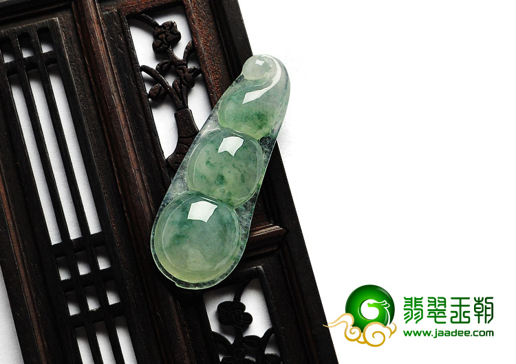 冰种飘花缅甸翡翠A货四季豆挂件