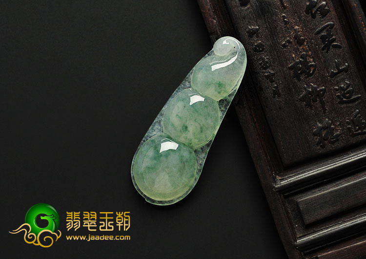 冰种飘花缅甸翡翠A货四季豆挂件