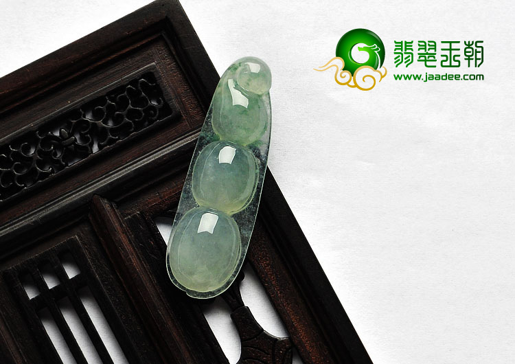 冰种飘花缅甸翡翠A货四季豆挂件