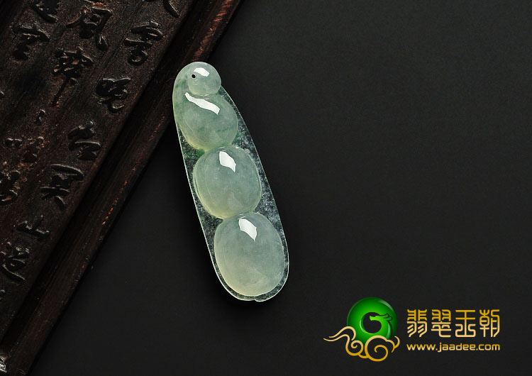 冰种飘花缅甸翡翠A货四季豆挂件