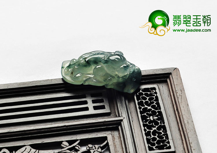 冰种飘花缅甸翡翠A货螭龙挂件