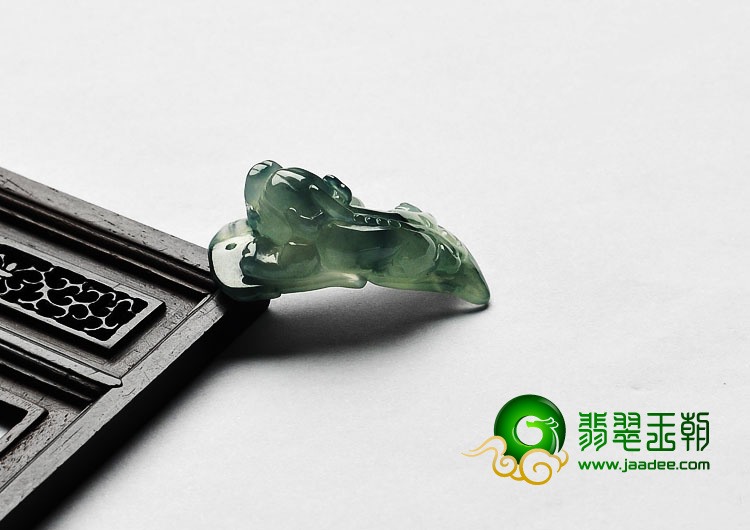 冰种飘花缅甸翡翠A货螭龙挂件
