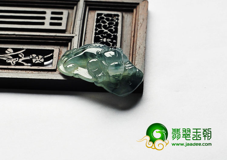 冰种飘花缅甸翡翠A货螭龙挂件
