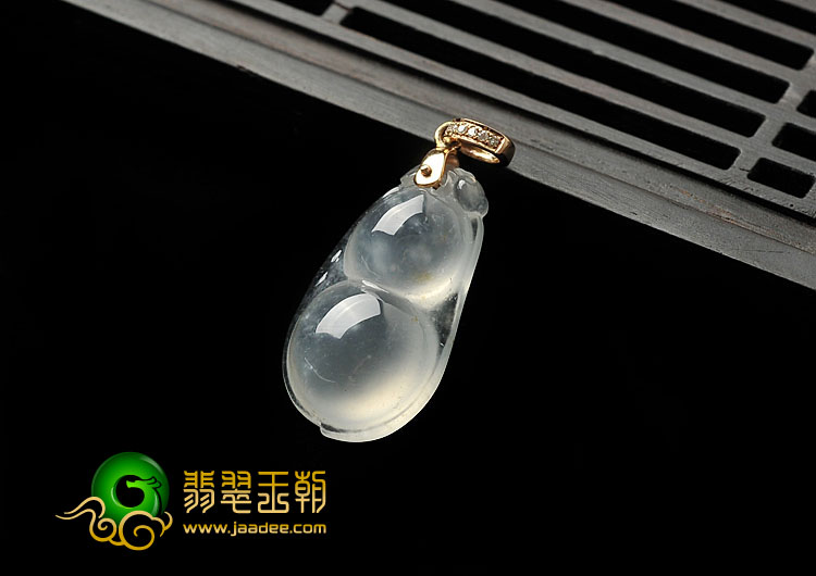 玻璃种缅甸翡翠A货四季豆挂件