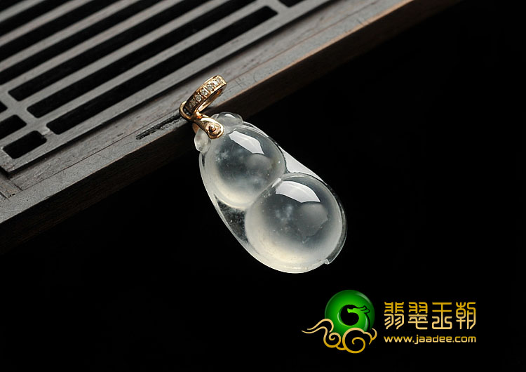 玻璃种缅甸翡翠A货四季豆挂件