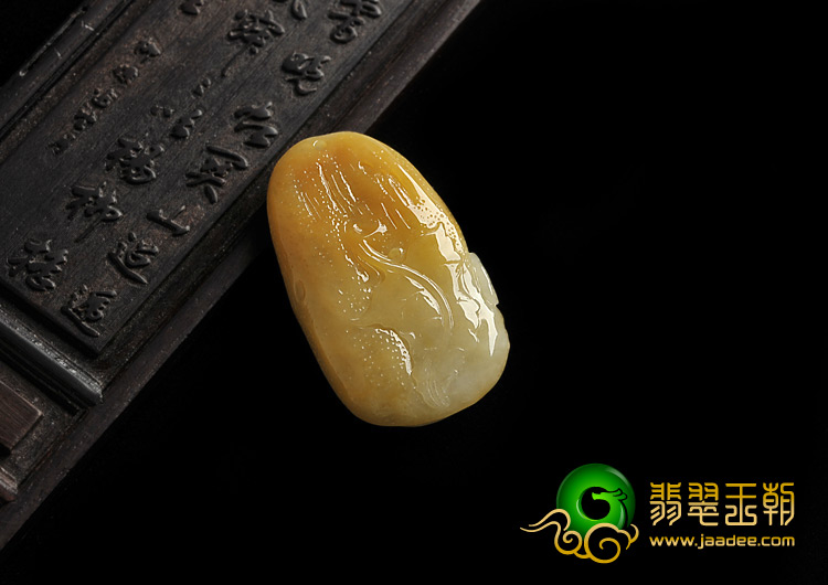 糯冰种黄翡缅甸翡翠A货蛇挂件