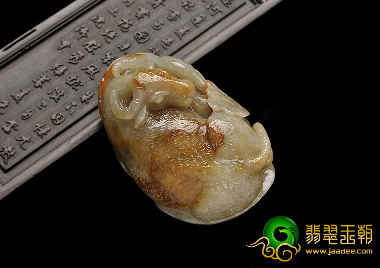 糯冰种褐黄翡缅甸翡翠A货牛挂件