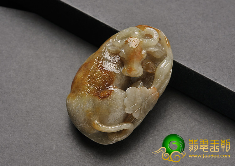 糯冰种褐黄翡缅甸翡翠A货牛挂件