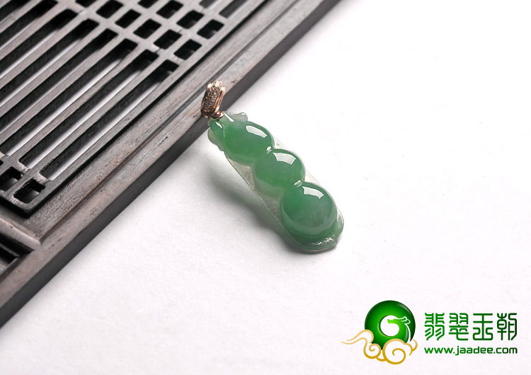 糯冰种翠色缅甸翡翠A货镶金扣四季豆挂件