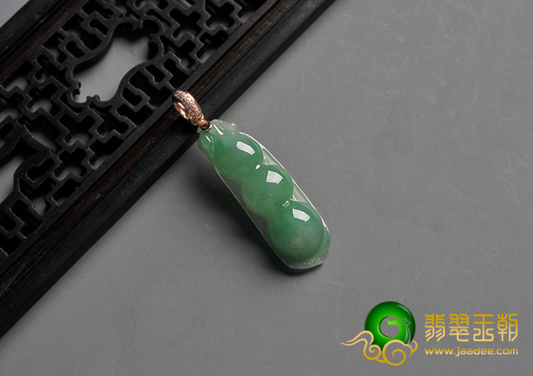 糯冰种翠色缅甸翡翠A货镶金扣四季豆挂件