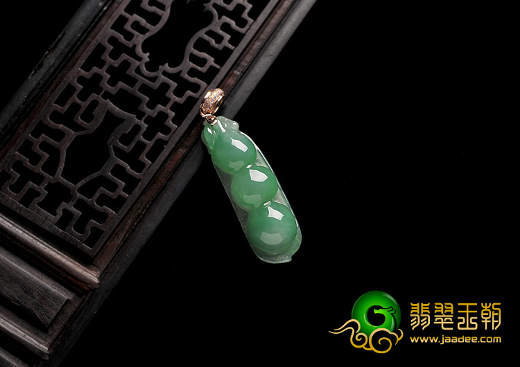 糯冰种翠色缅甸翡翠A货镶金扣四季豆挂件