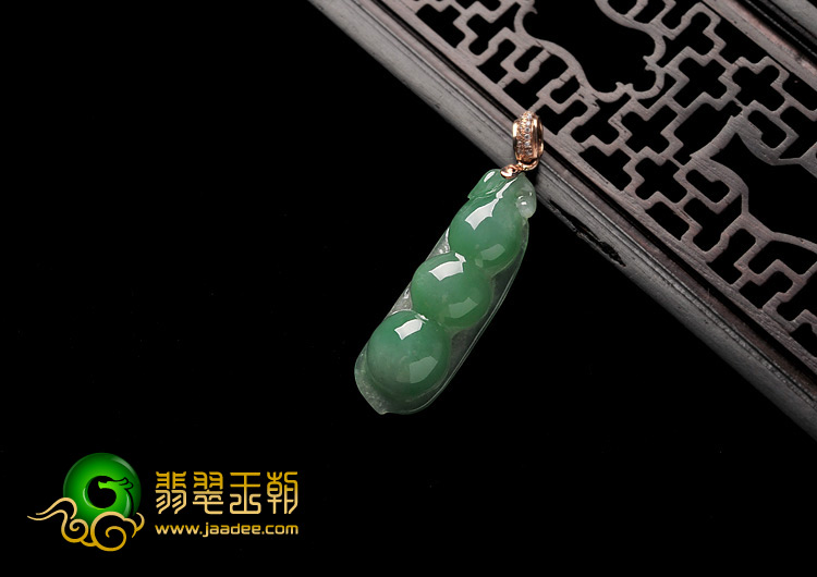 糯冰种翠色缅甸翡翠A货镶金扣四季豆挂件