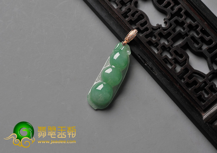 糯冰种翠色缅甸翡翠A货镶金扣四季豆挂件