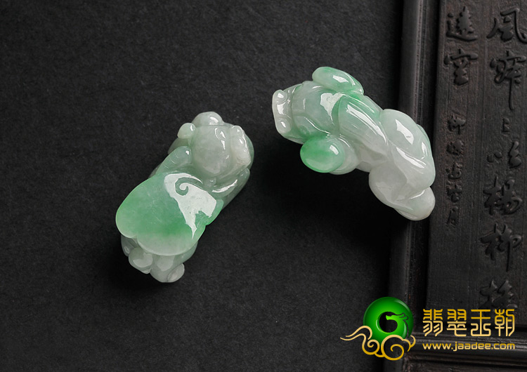糯冰种飘翠缅甸翡翠A货貔貅挂件（一对）