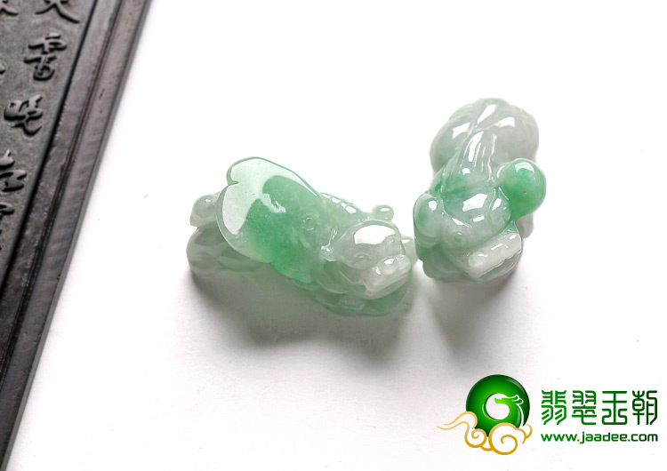 糯冰种飘翠缅甸翡翠A货貔貅挂件（一对）