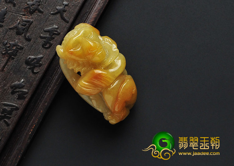 糯冰种黄翡缅甸翡翠A货猴子挂件