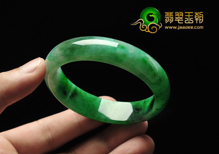 糯冰种浓绿缅甸翡翠A货手镯（55.6mm）