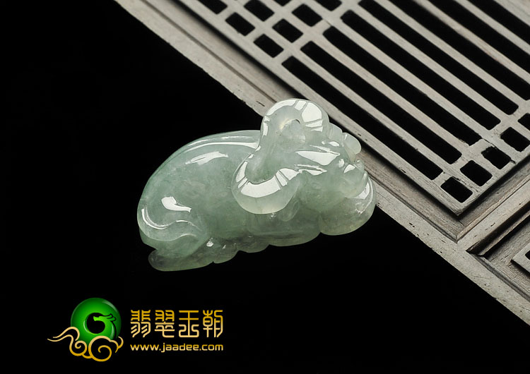 糯冰种晴水缅甸翡翠A货牛挂件