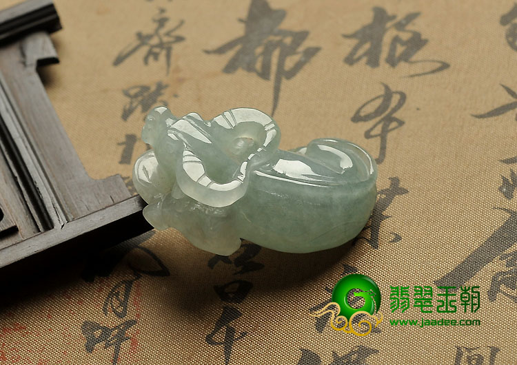 糯冰种晴水缅甸翡翠A货牛挂件