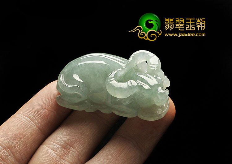 糯冰种晴水缅甸翡翠A货牛挂件