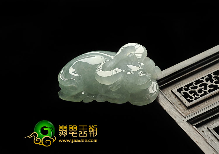 糯冰种晴水缅甸翡翠A货牛挂件