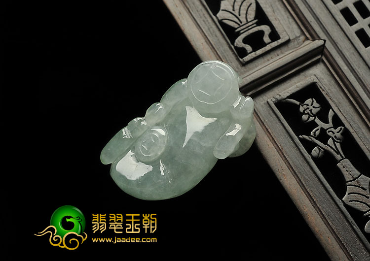 糯冰种晴水缅甸翡翠A货牛挂件